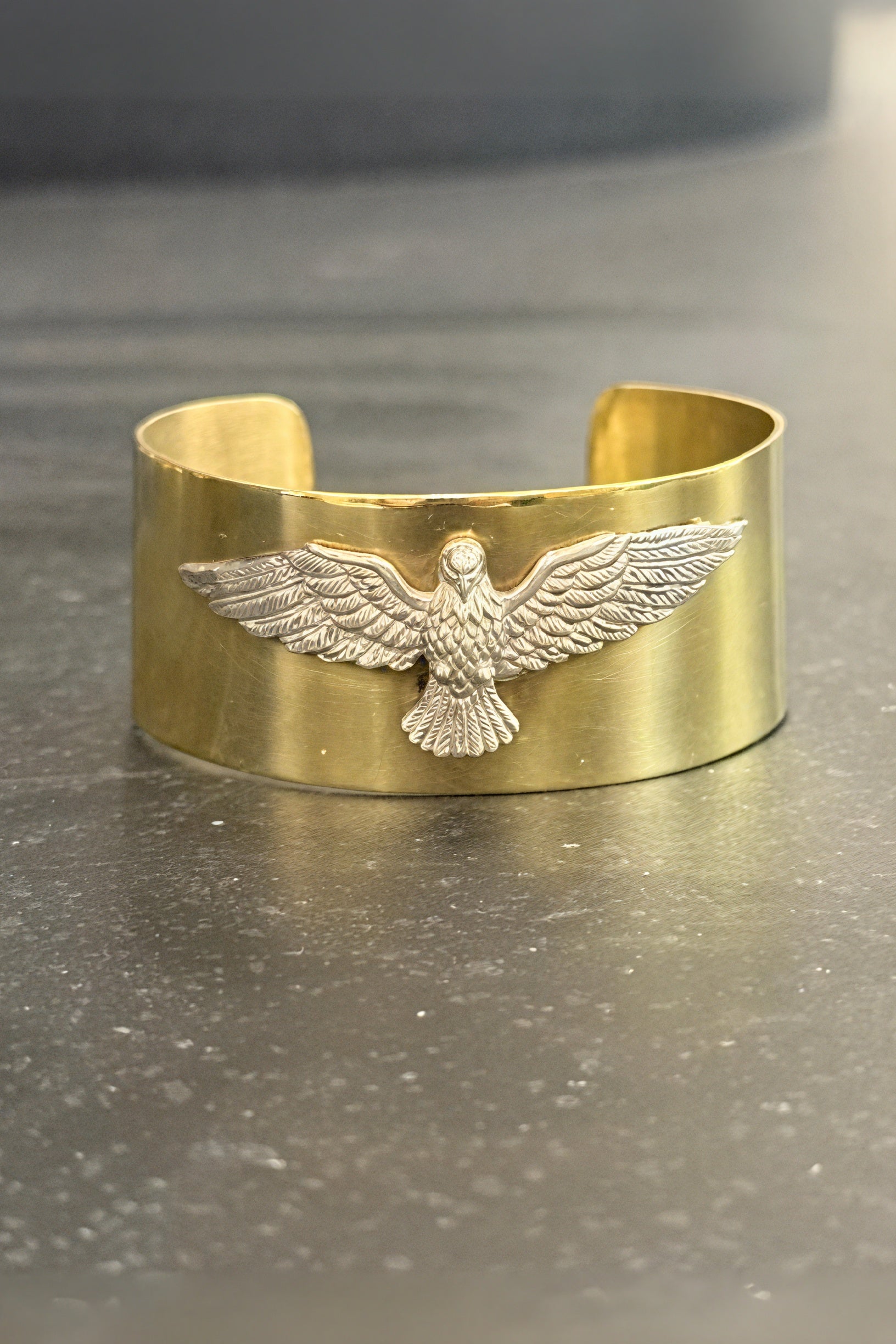 Esclava de bronce con aguila en plata