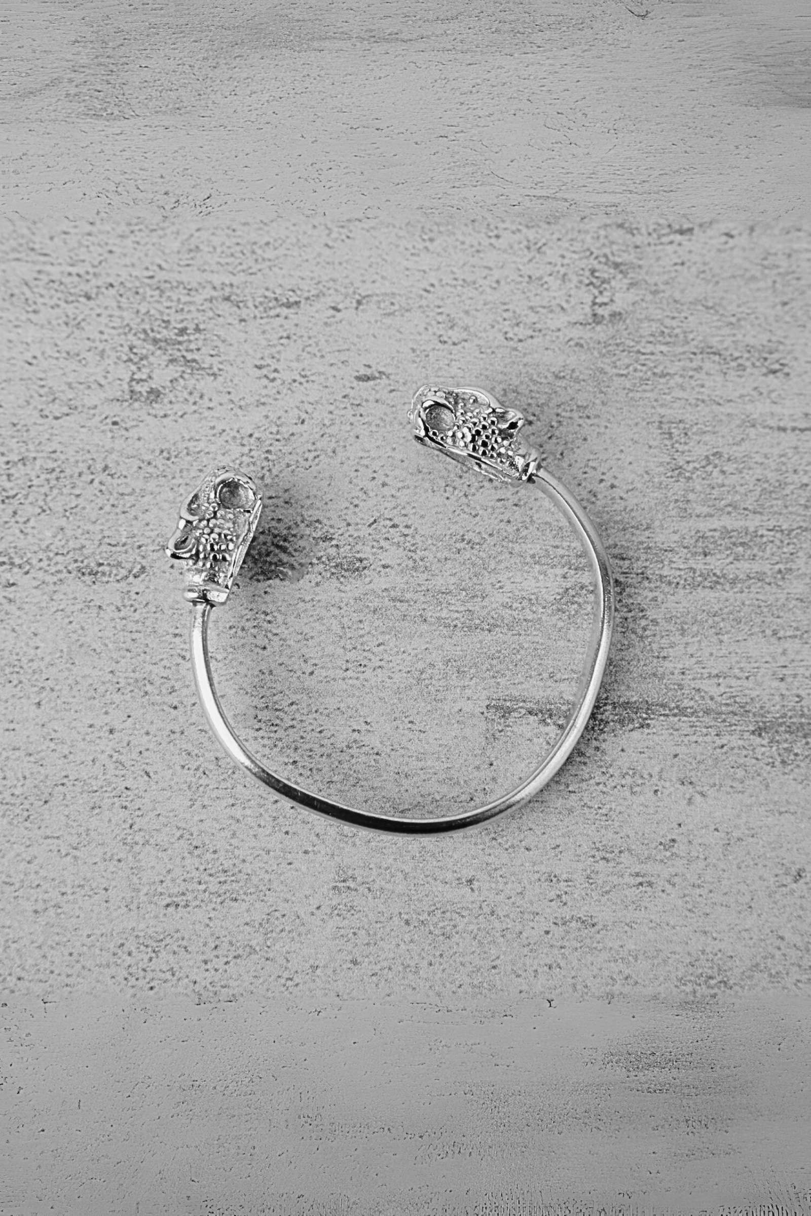Esclava cabezas de puma en Plata