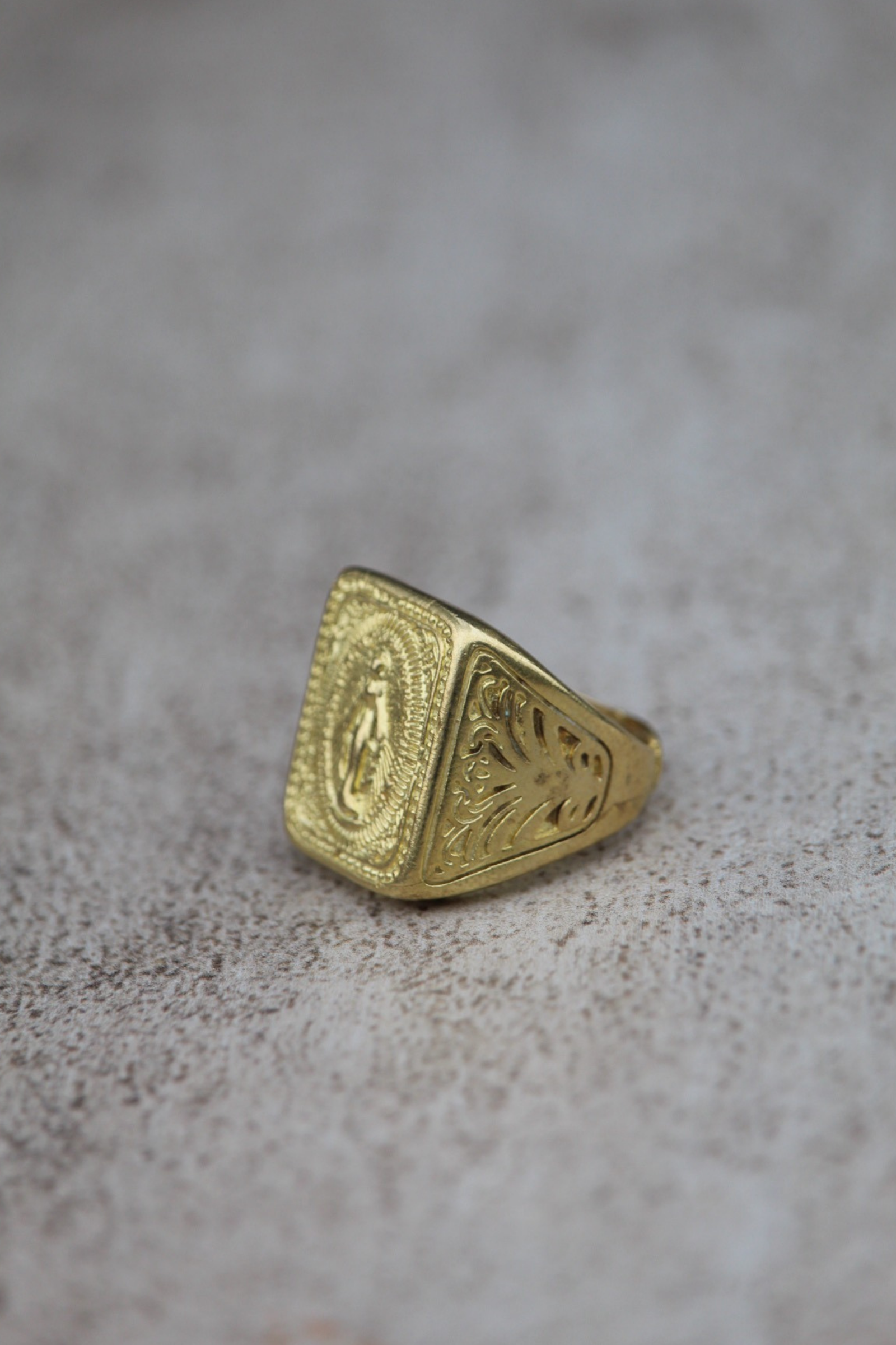 Anillo virgen de los rayos bronce