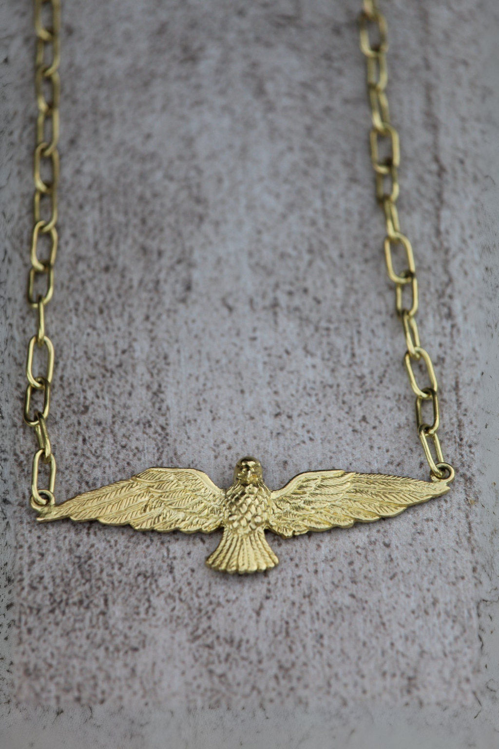 Collar águila plana