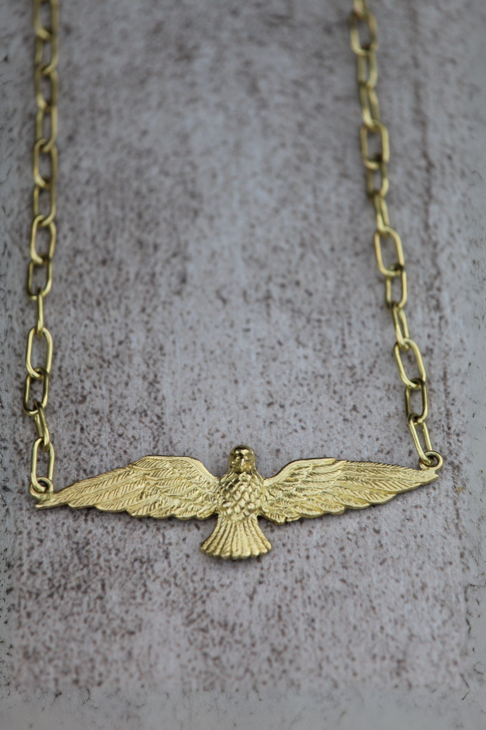 Collar águila plana