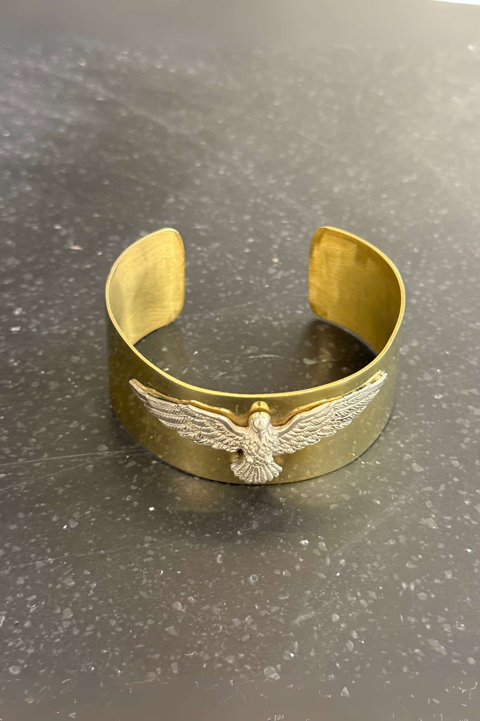 Esclava de bronce con aguila en plata