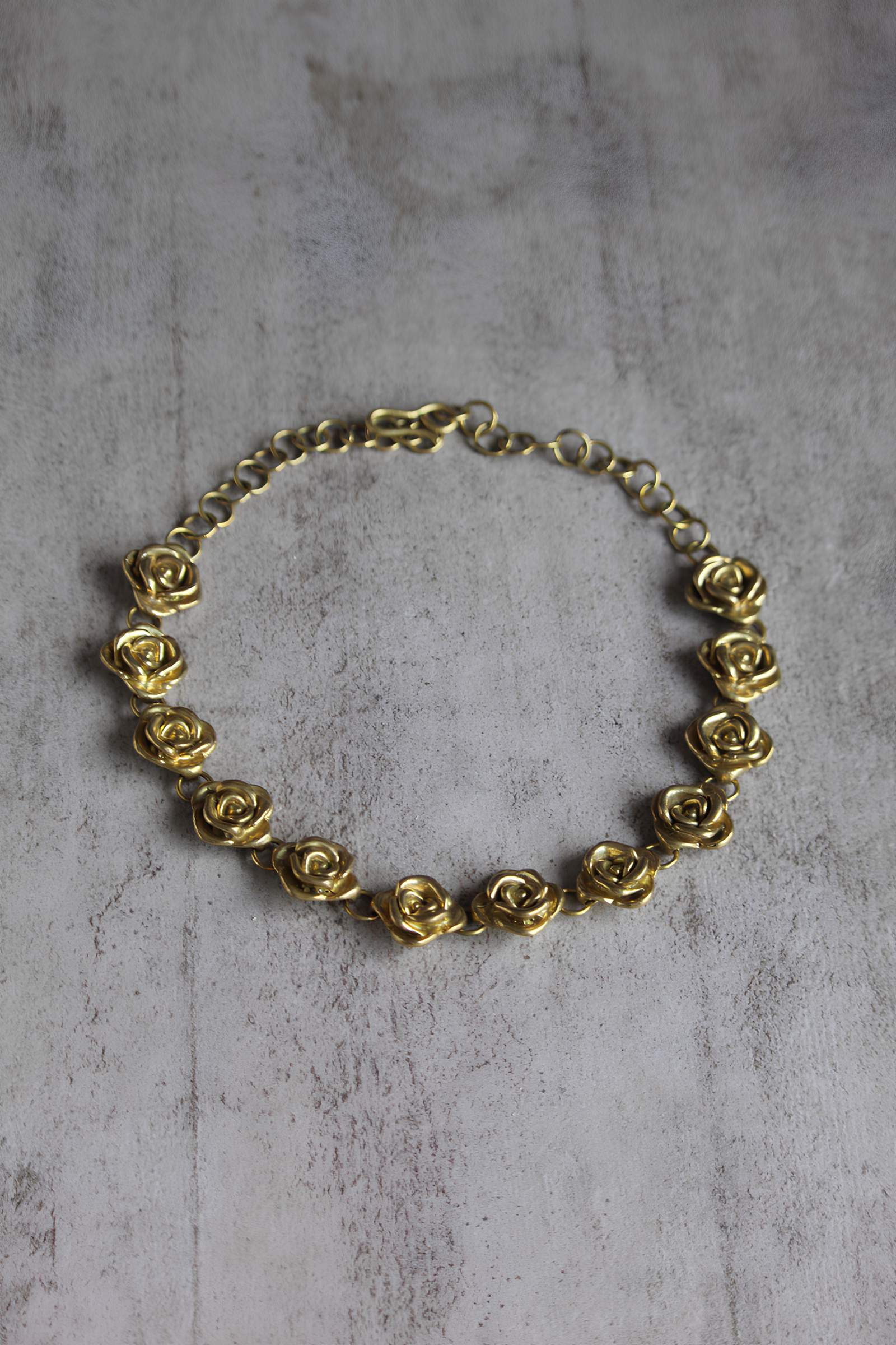 Collar rosas bronce