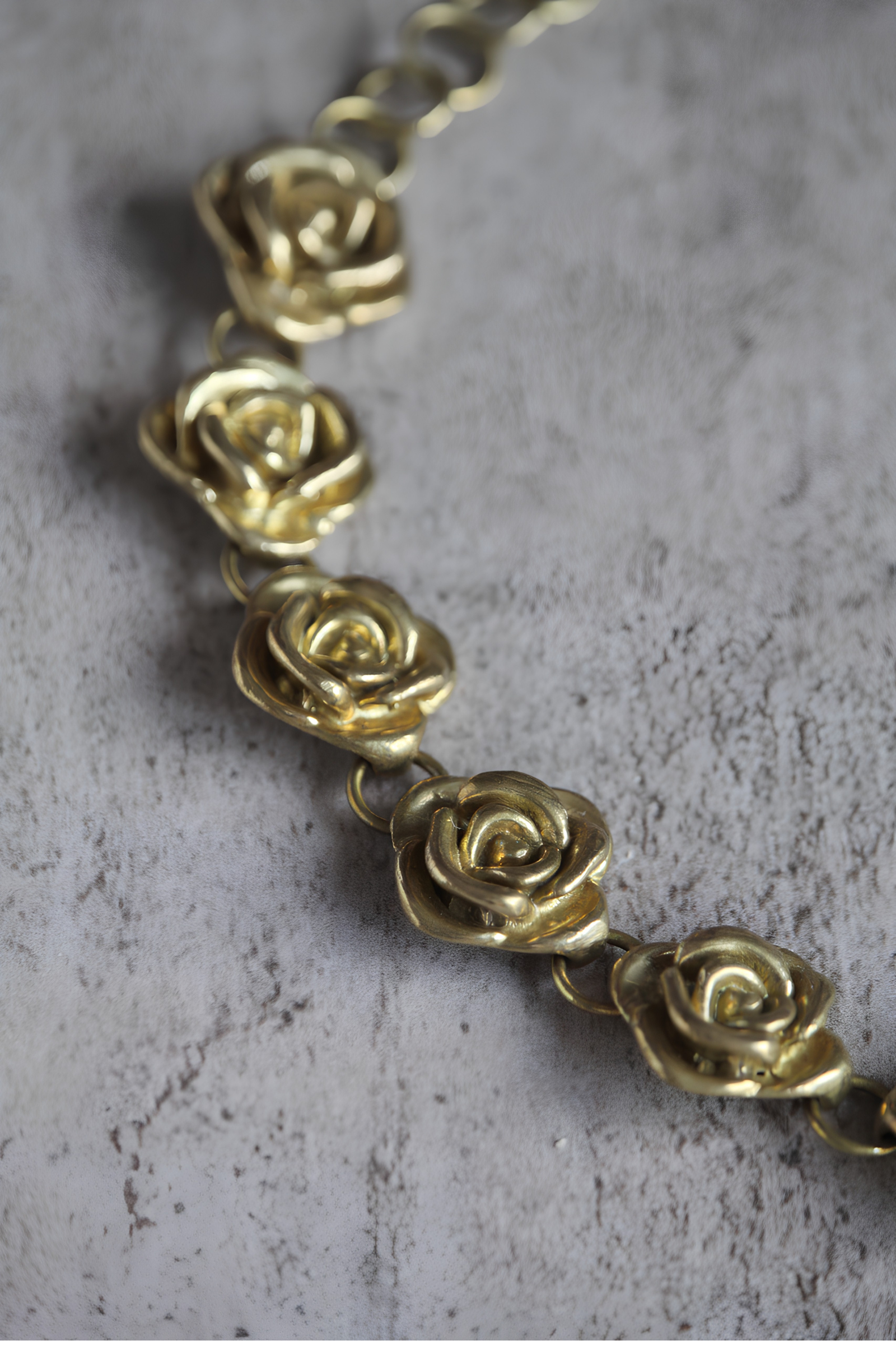 Collar rosas bronce
