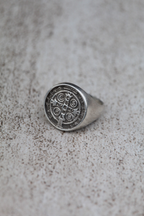 Anillo Chevalier San Benito plata
