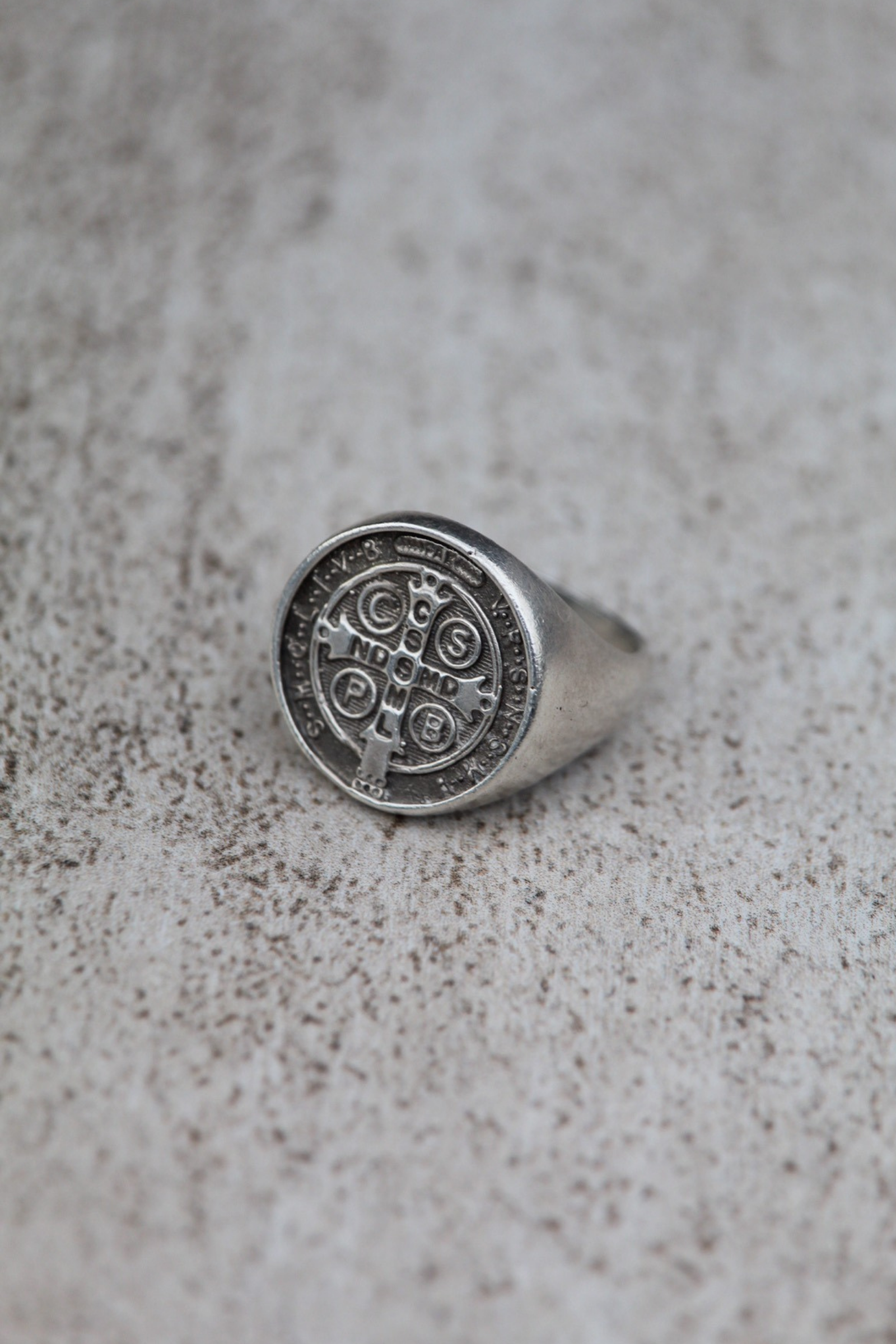 Anillo Chevalier San Benito plata