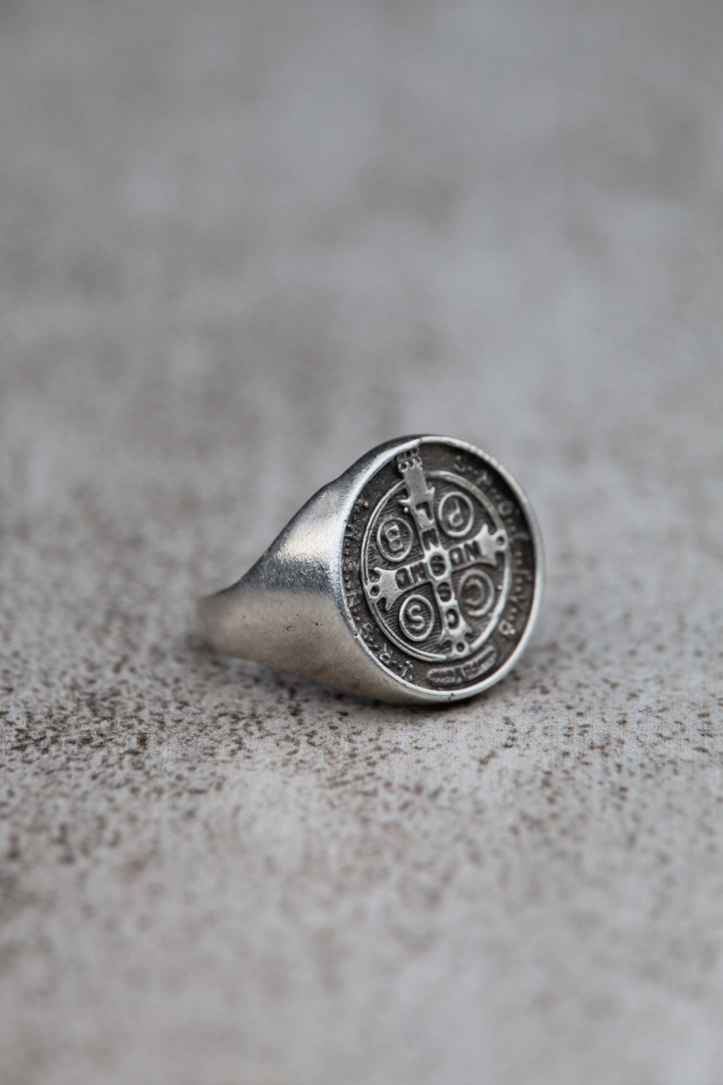 Anillo Chevalier San Benito plata