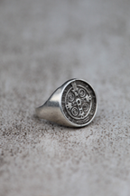 Anillo Chevalier San Benito plata