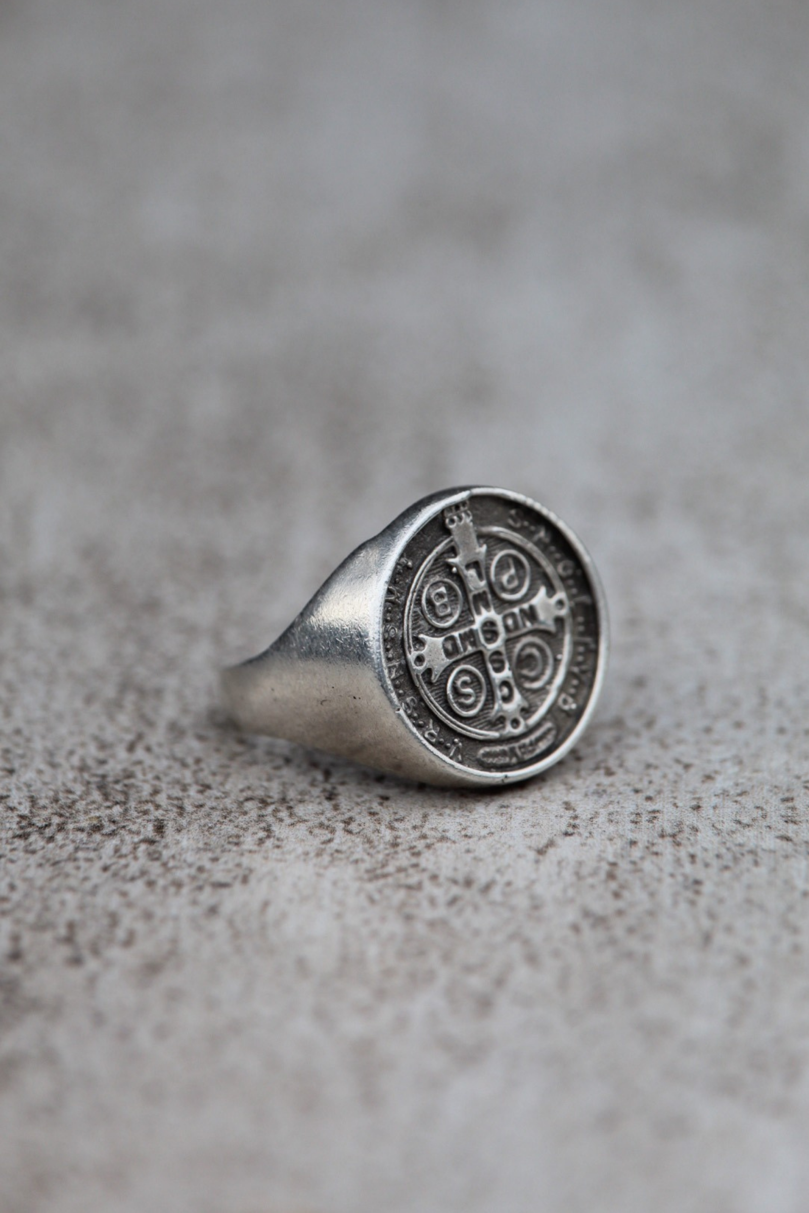 Anillo Chevalier San Benito plata
