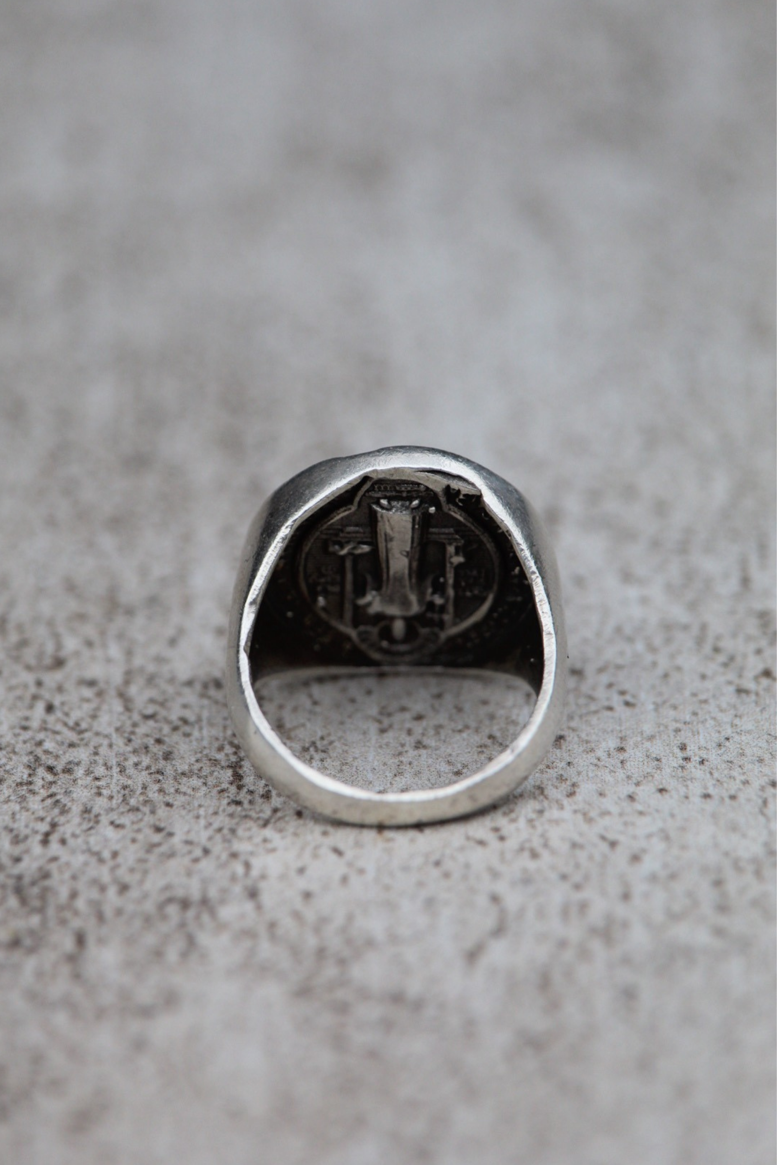 Anillo Chevalier San Benito plata