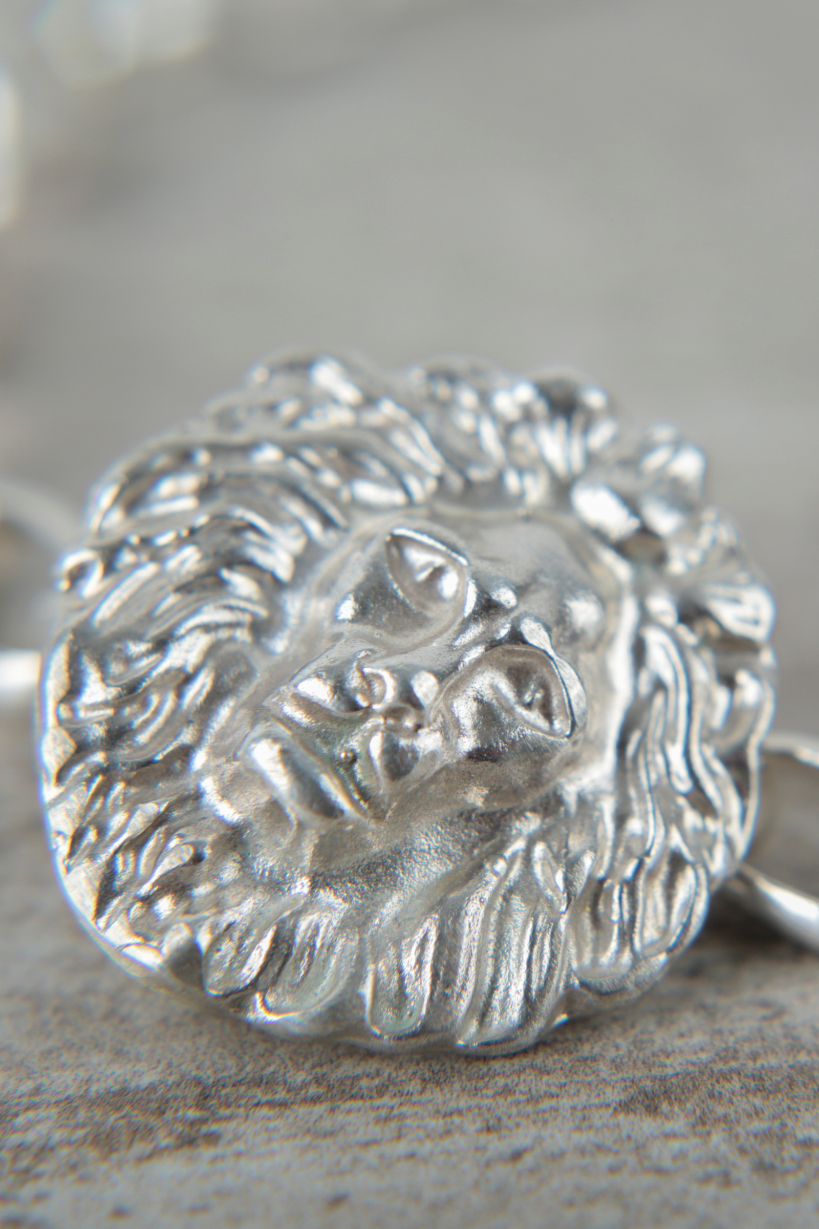 Colgante plata León