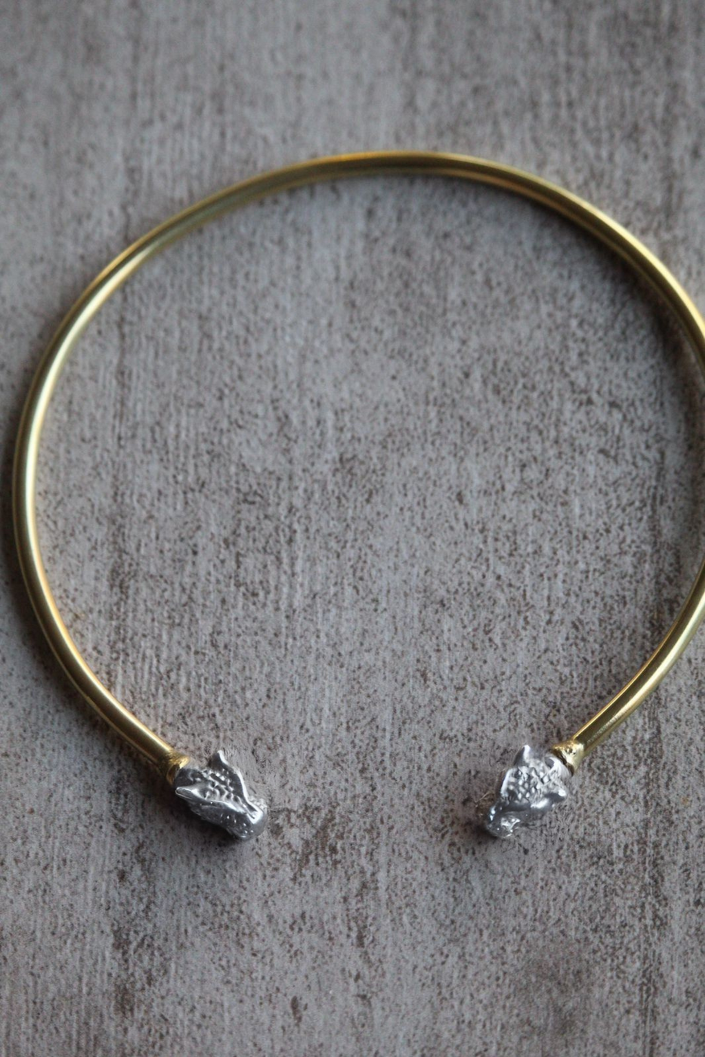 Chocker Puma Bronce Cabezas Plata — fotografía original