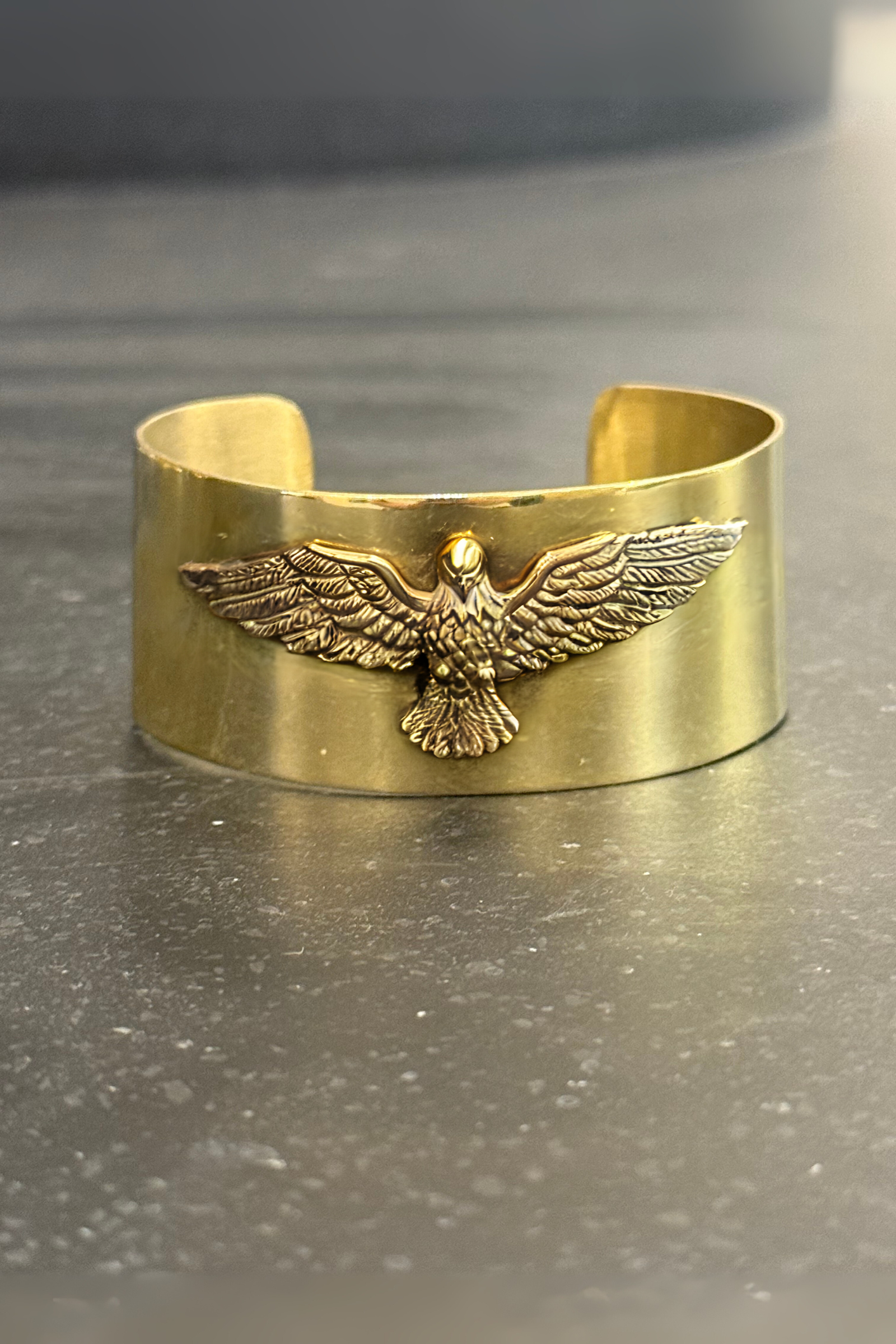 Esclava de bronce con aguila