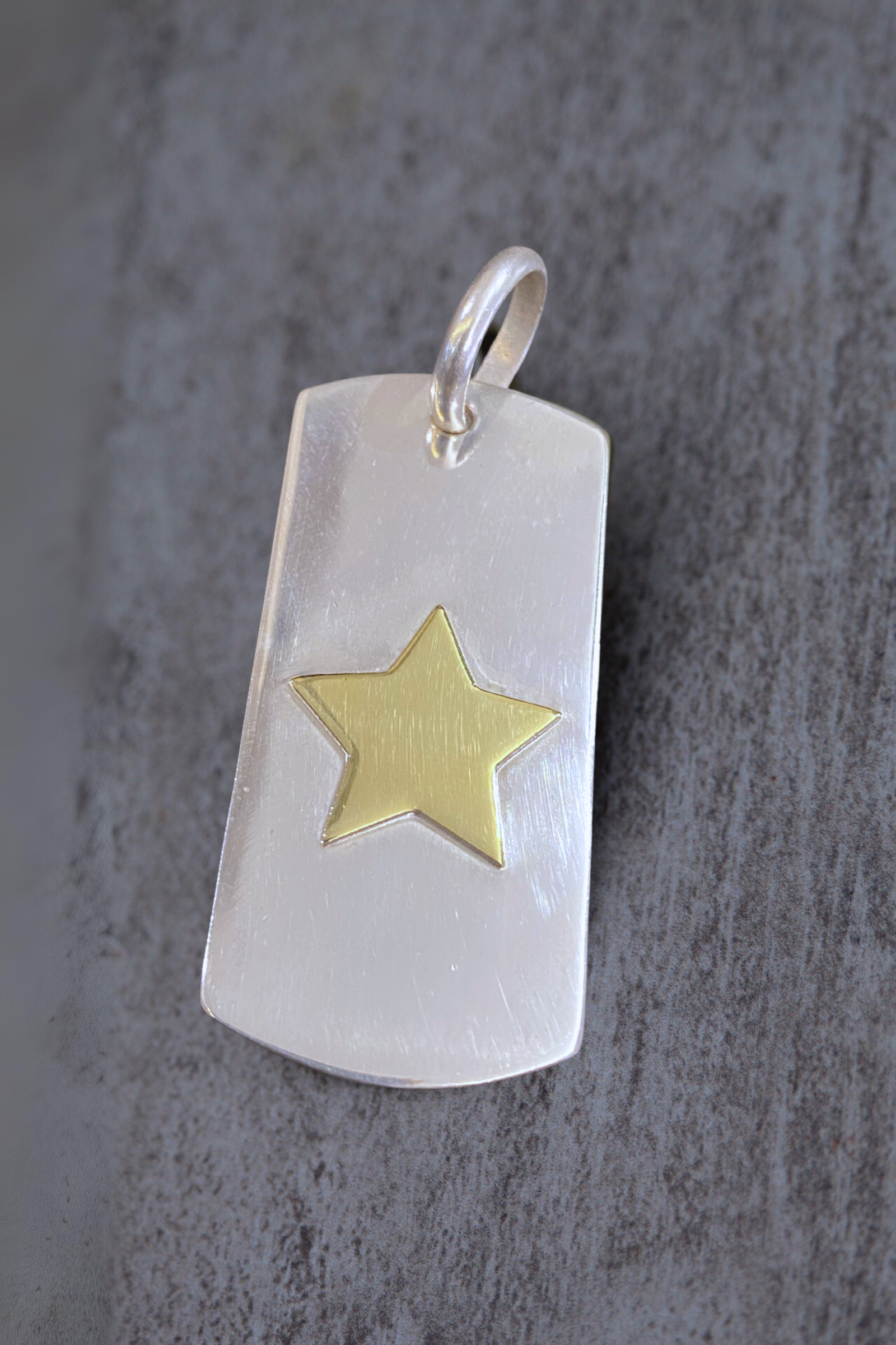 Placa plata, estrella bronce