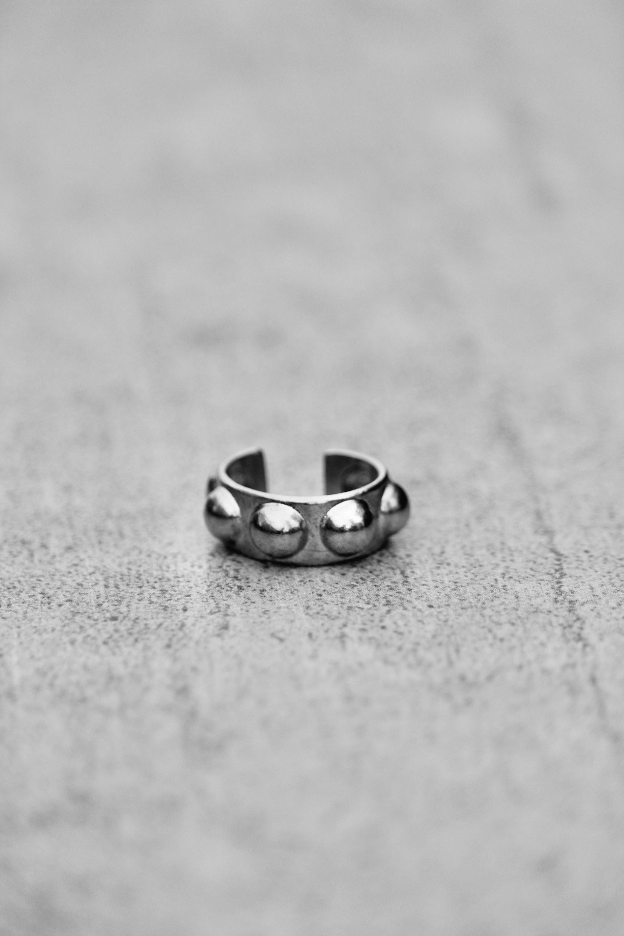 Anillo tachas plata