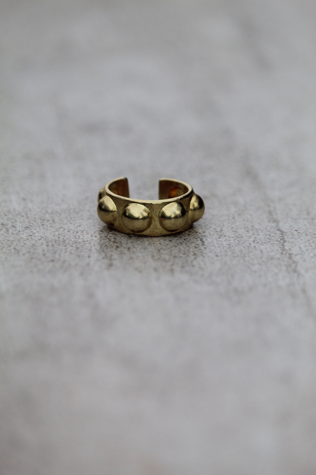 anillo tachas bronce