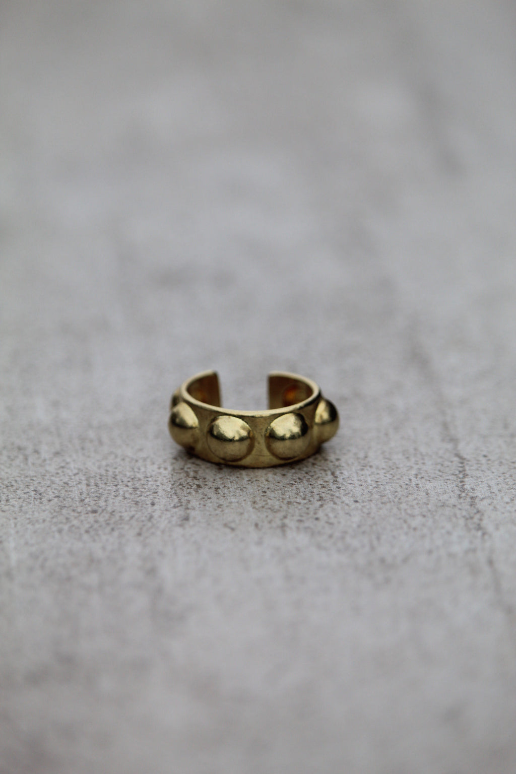 anillo tachas bronce