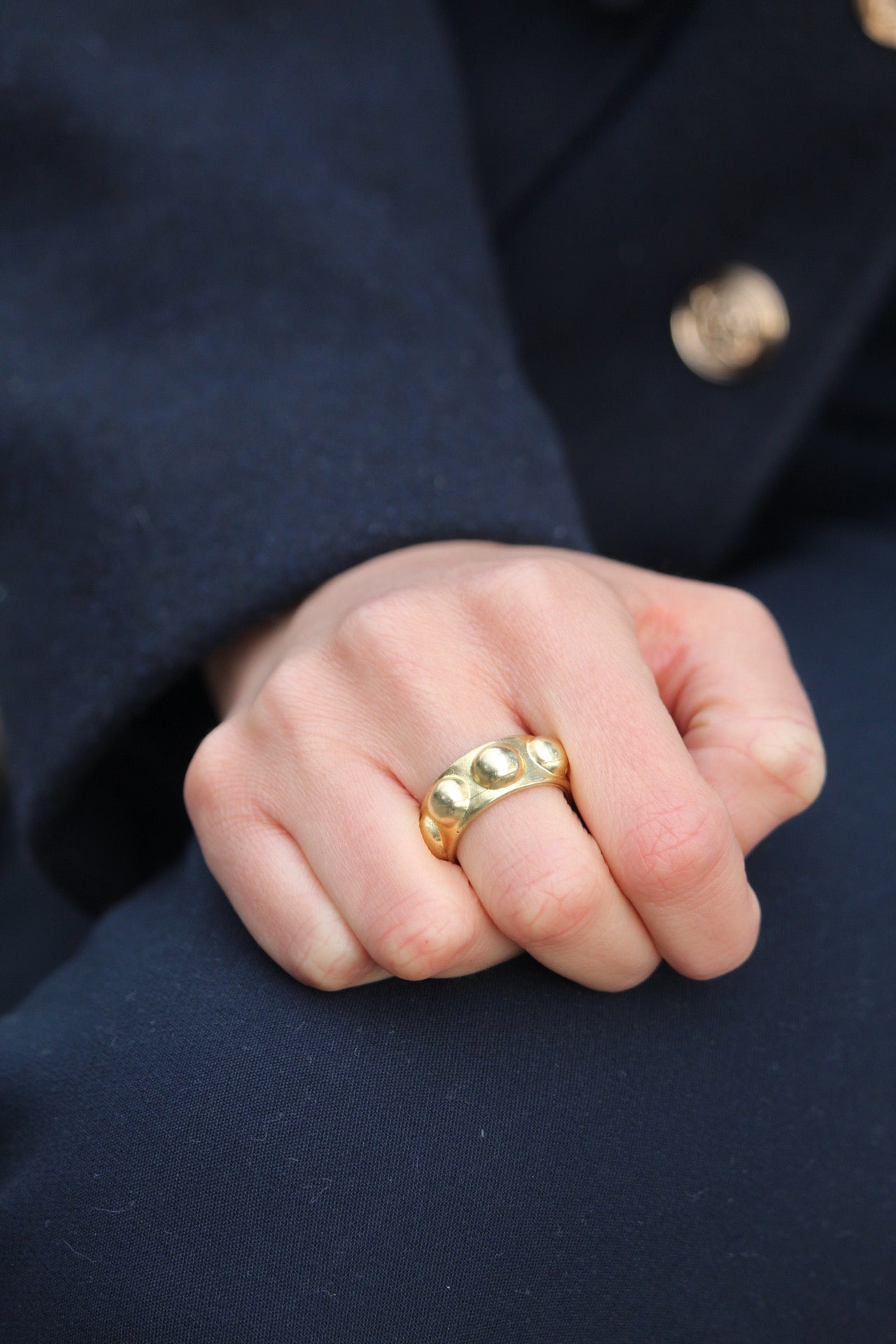 anillo tachas bronce