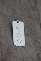 Placa tres estrellas plata