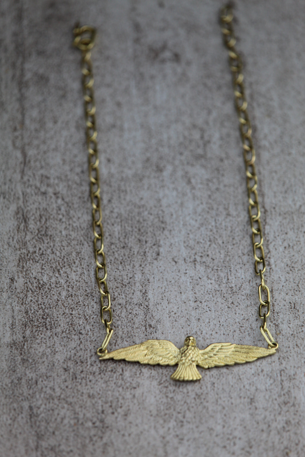 Collar águila plana