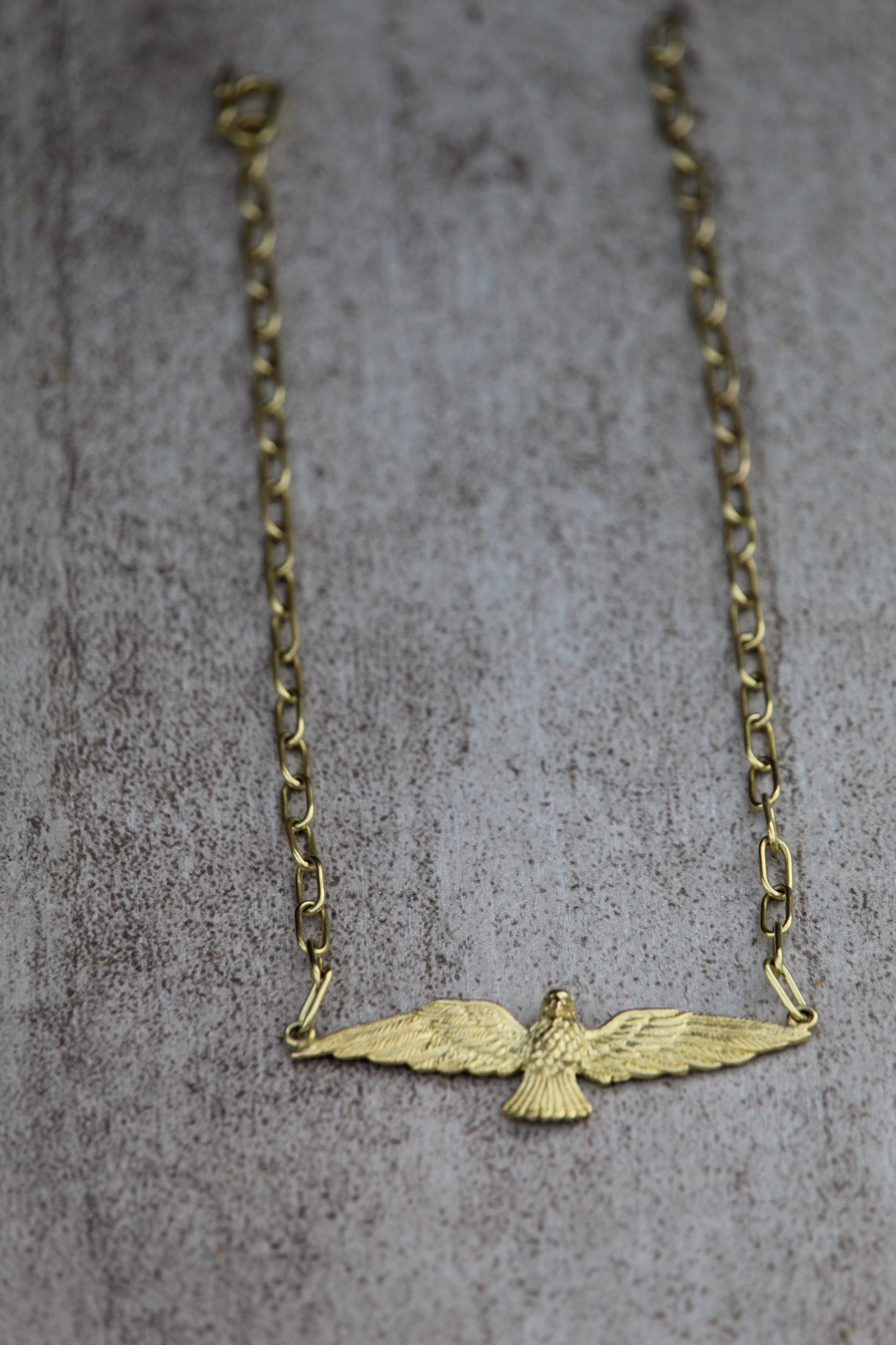 Collar águila plana