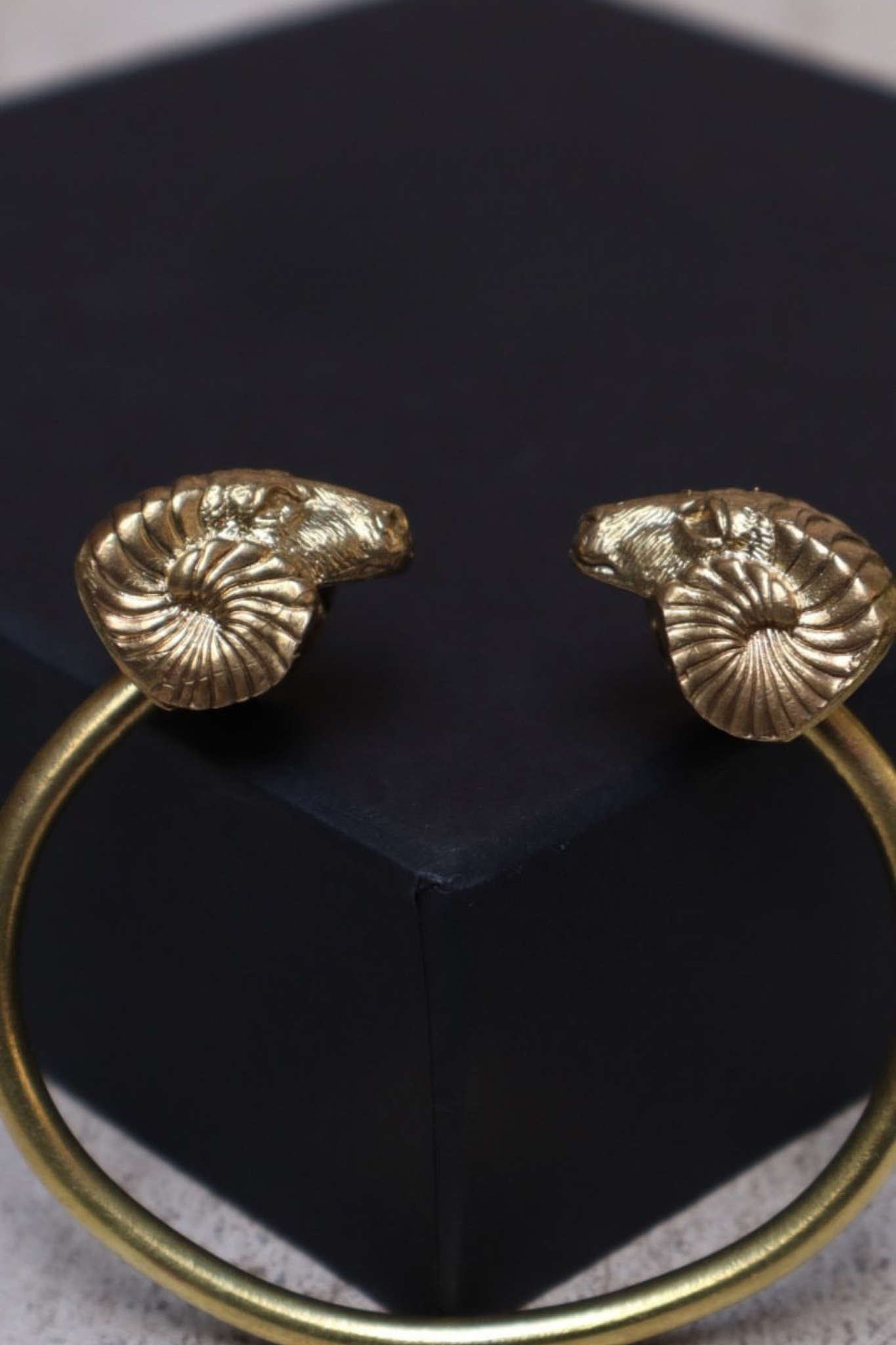 Esclava carnero bronce