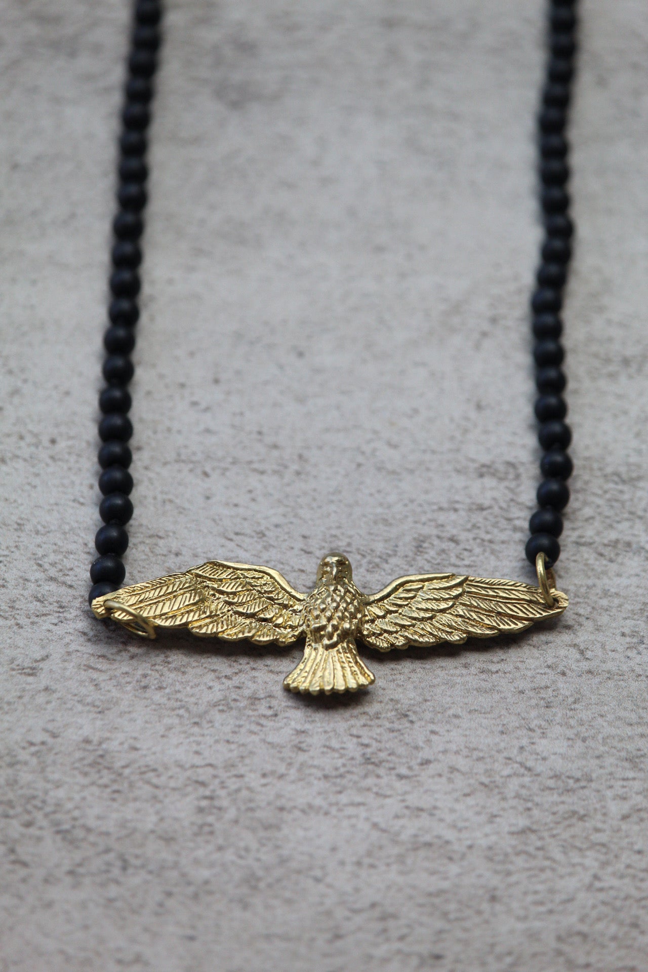 Collar águila bronce piedra ónix negro