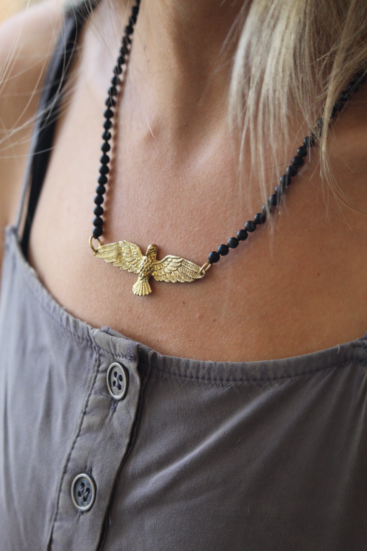 Collar águila bronce piedra ónix negro