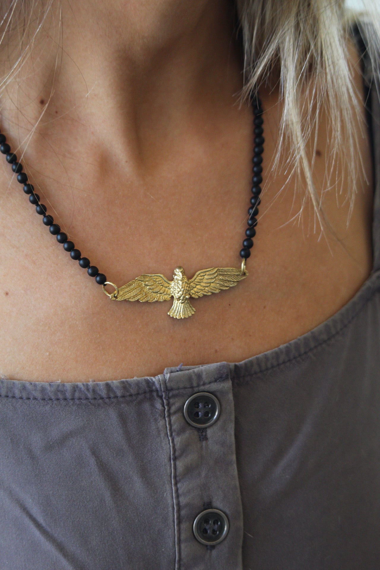 Collar águila bronce piedra ónix negro