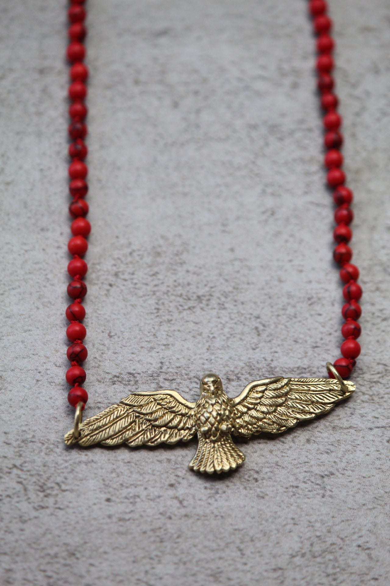 Collar águila bronce piedras coral rojo