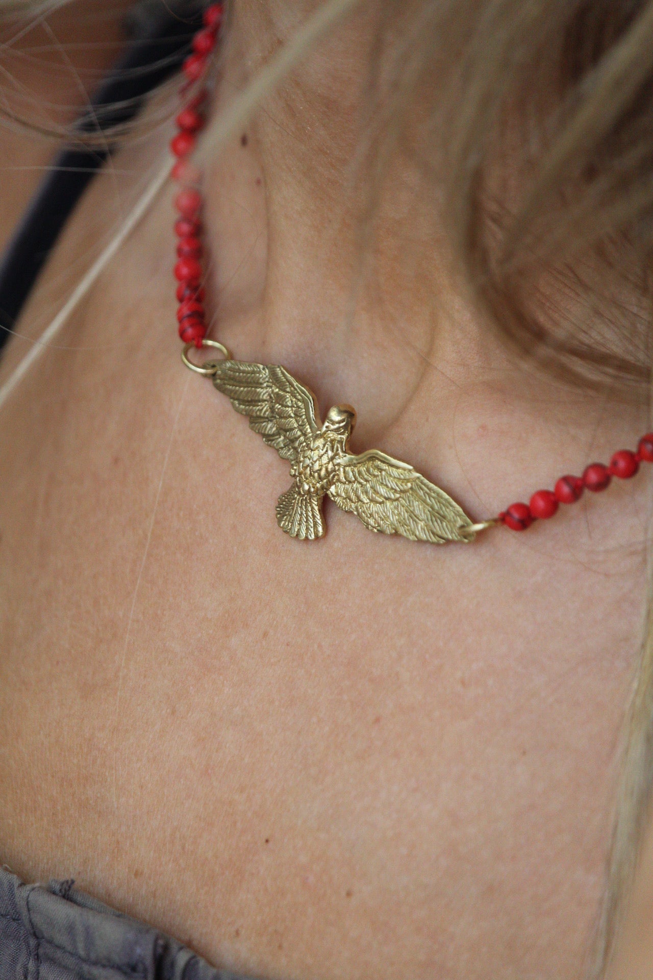 Collar águila bronce piedras coral rojo