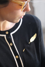 Prendedor pluma bronce