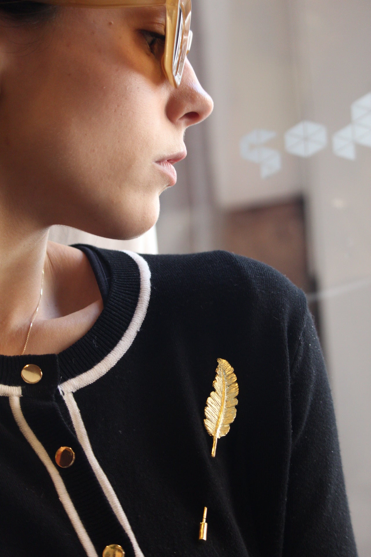 Prendedor pluma bronce