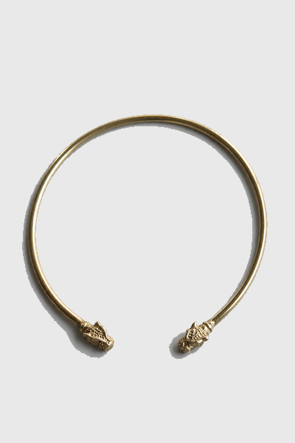 Chocker Puma bronce — fondo #E9E9E9