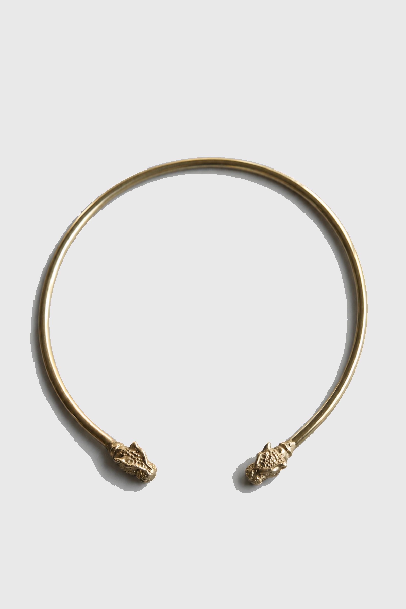 Chocker Puma bronce — fondo #E9E9E9