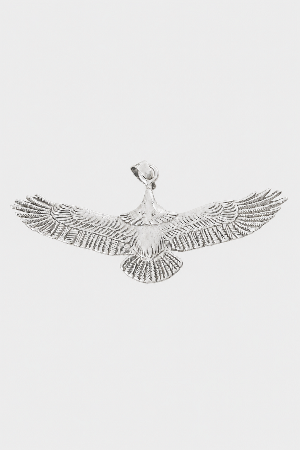 Colgante águila de plata artesanal sobre fondo gris E9E9E9