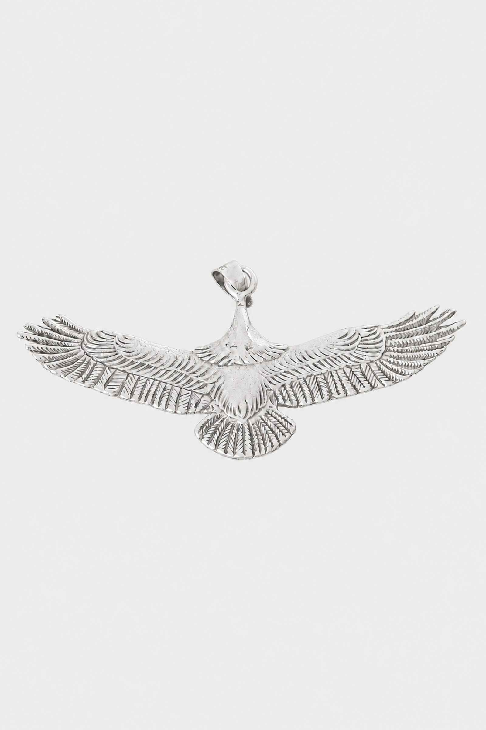 Colgante águila de plata artesanal sobre fondo gris E9E9E9