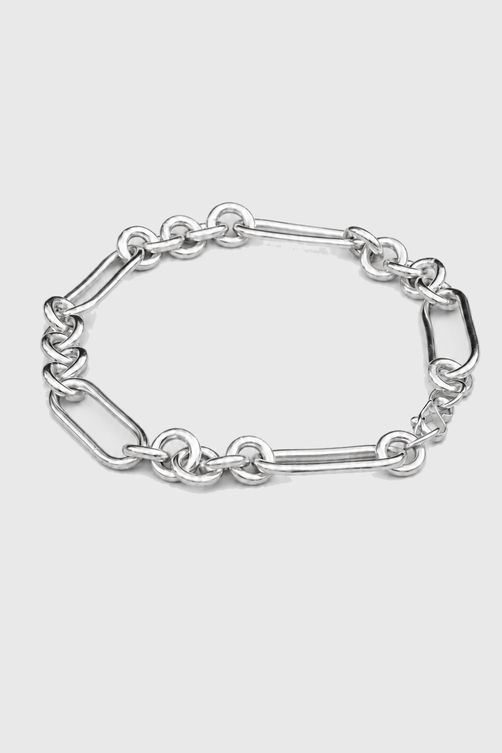 Collar Dominga plata artesanal sobre fondo gris