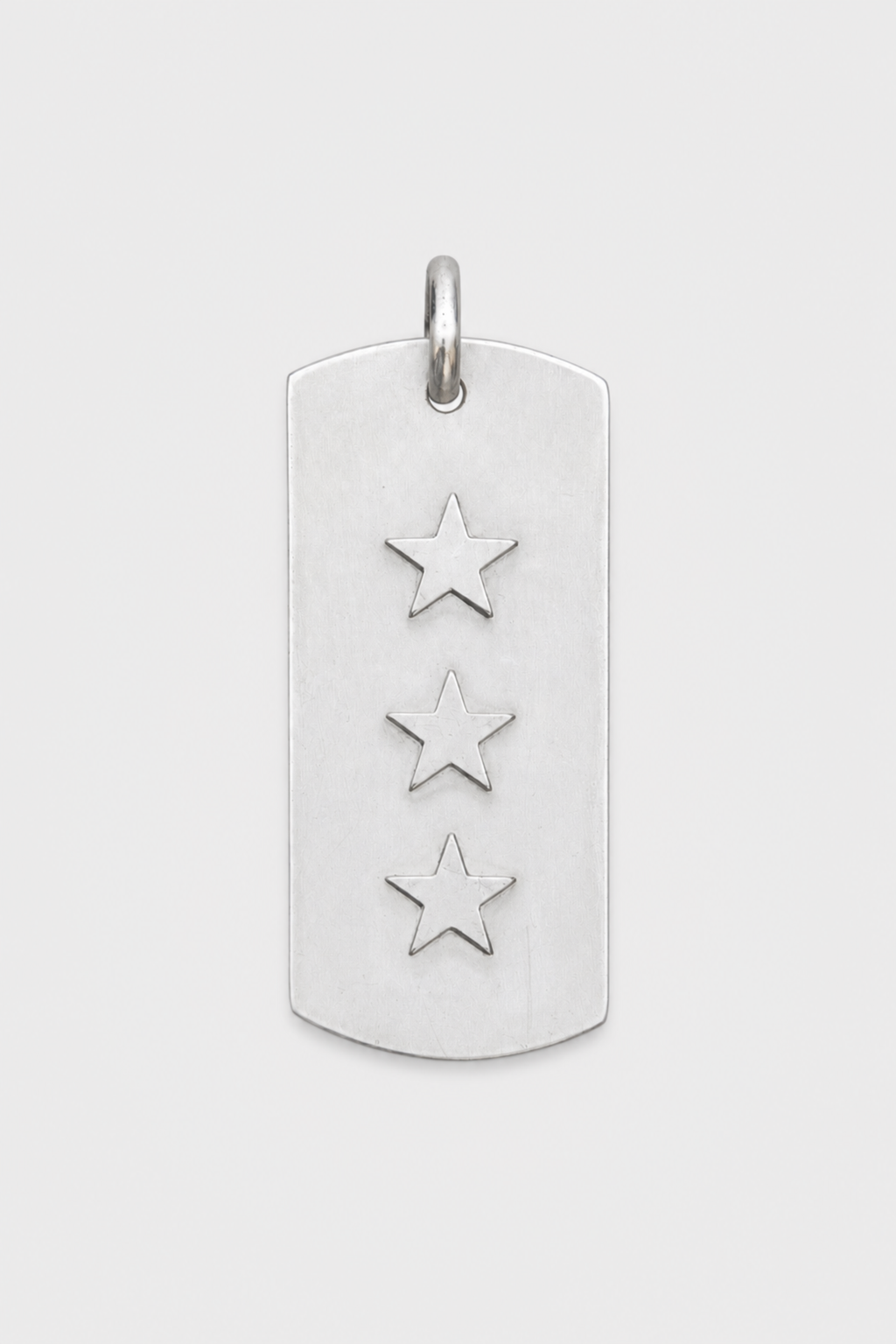 Placa tres estrellas plata sobre fondo gris claro