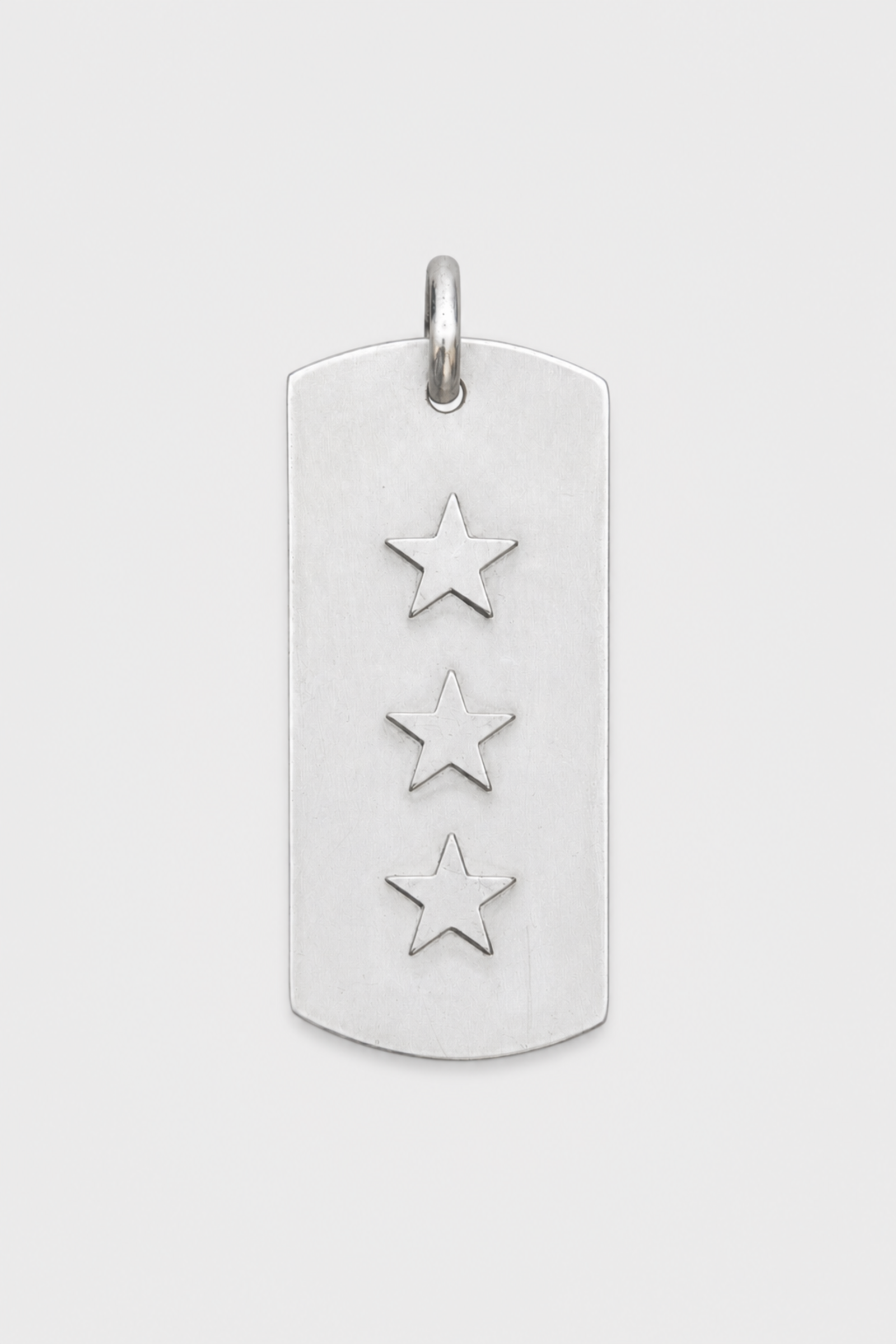Placa tres estrellas plata sobre fondo gris claro