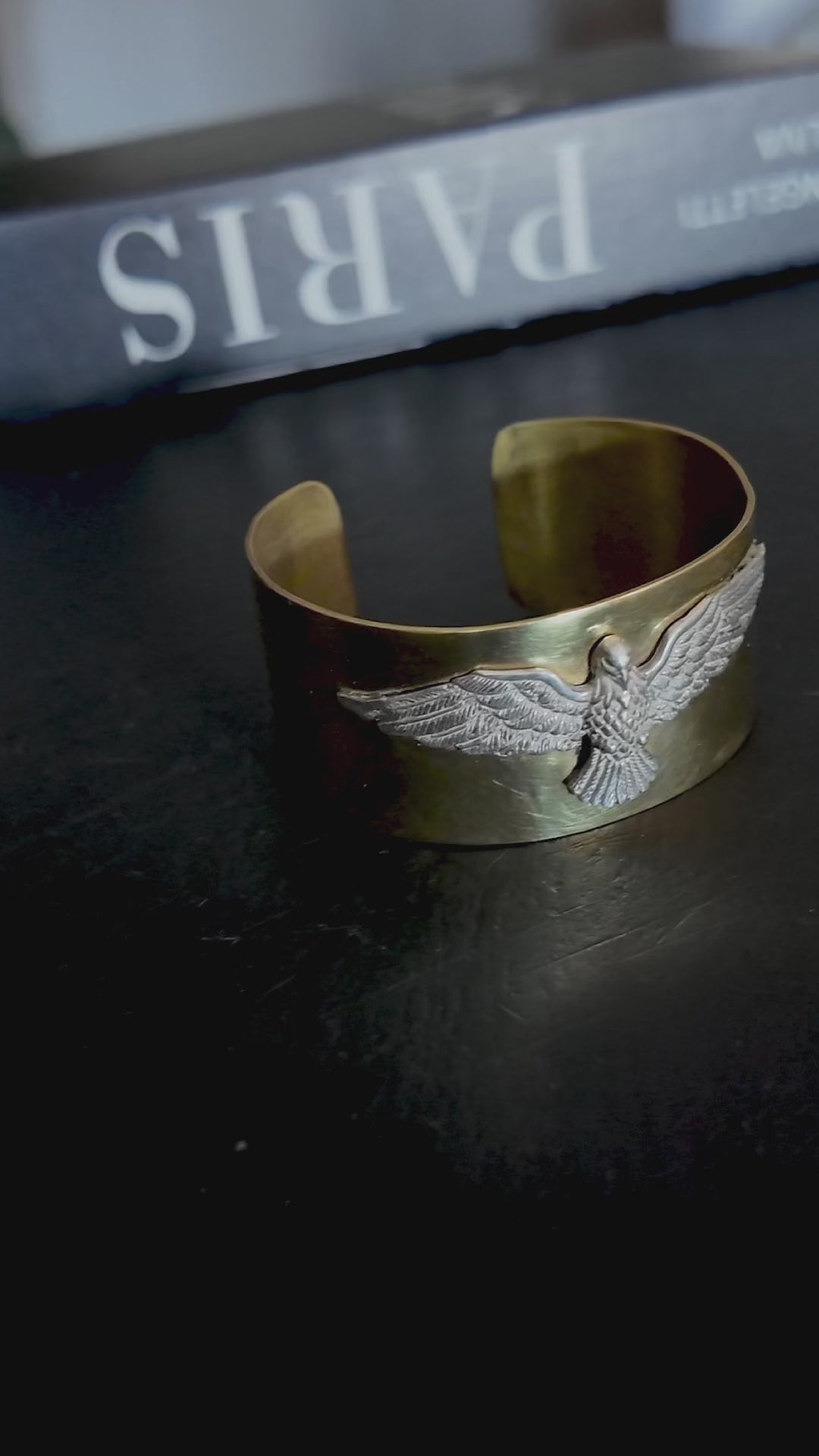 Esclava de bronce con aguila en plata